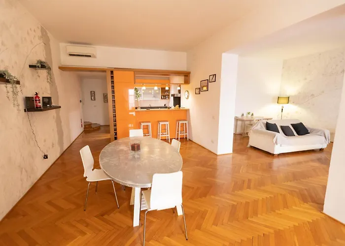 Fontana Di Trevi Modern Apartment